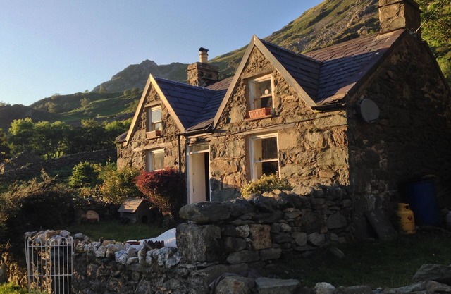 19th century Snowdonia Mountain Cottage Peaceful & Tranquil (Pet Friendly)