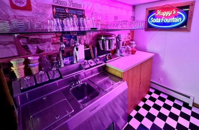 2 Adjacent Cabins near Silverwood w/Vintage Ice Cream Parlor + Movie Theater