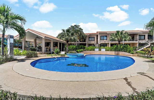 2-BD Condo with Pool, Walk to Beach