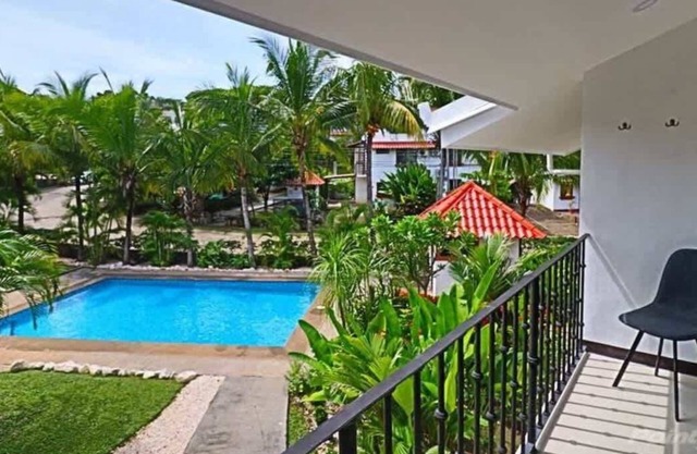 2-BD Unit with Pool, 2 Blocks from Beach