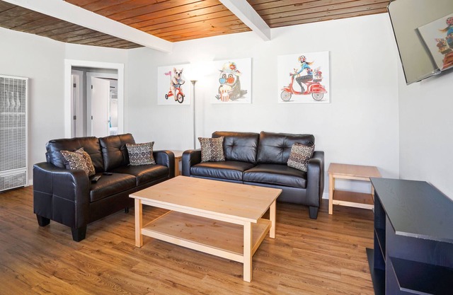 2 Bed 1 bath apt 5 Minutes to Downtown San Diego apt # 2