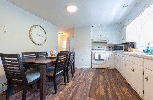 2 Bed w/Free Parking in East Cambridge