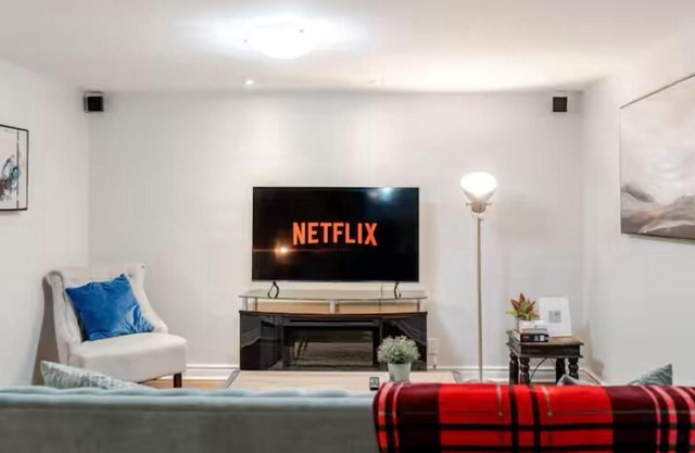 2 Bedroom, 2 free parking, 5 min to Mississauga center, 20min Toronto center