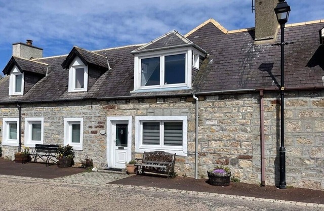 2 Bedroom Cottage overlooking the River Brora and Harbour