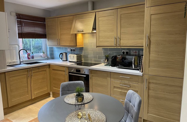 2 Bedroom flat Chiswick Tube station with access to central london attractions.