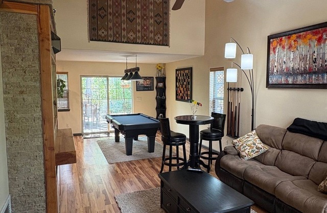 2-bedroom house w/fitness room, pool table, pong, hot tub in marvelous Durango