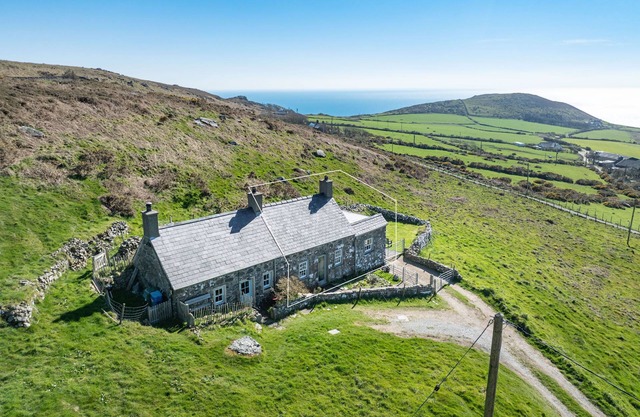 2-Bryn-Tirion | Charming Traditional Cottage with Stunning Sea Views