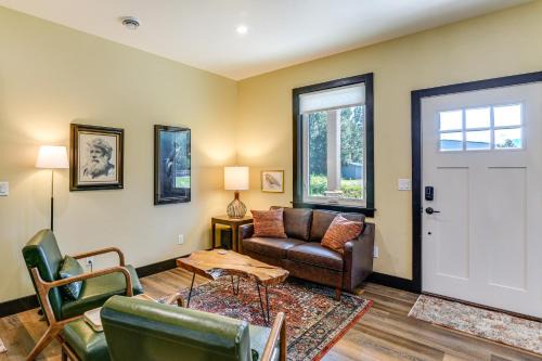 2 Mi to Dtwn Palmer Custom Valley Home with Garage