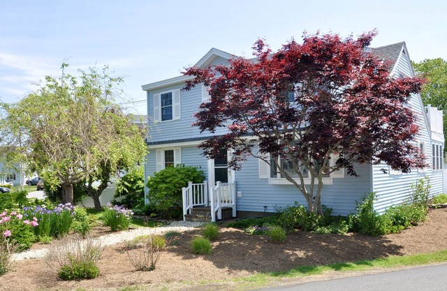 2 minute walk to Long Sands Beach! Charming family home w/ outdoor shower & deck