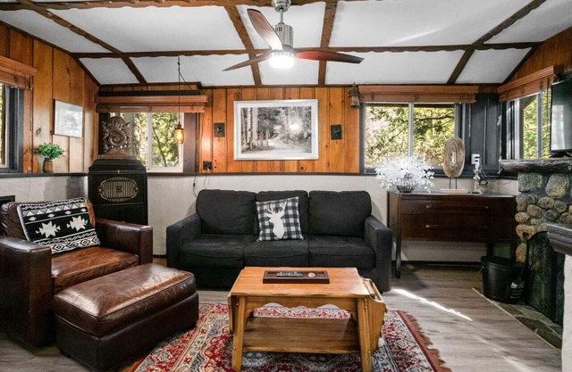 2 Minutes Away from Town with LARGE PRIVATE DECK!