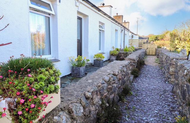2 PANT Y CELYN, pet friendly, character holiday cottage in Llanllyfni