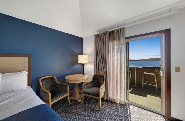 2 Queen Vaulted Ceiling with Ocean View!