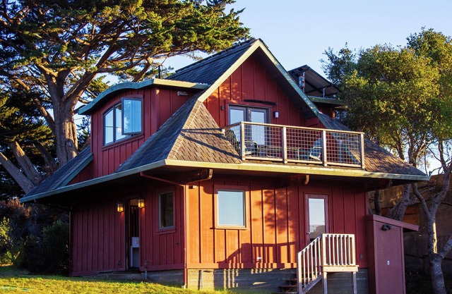 2 Story House with Nature Views 5-min Walk to Downtown Point Reyes