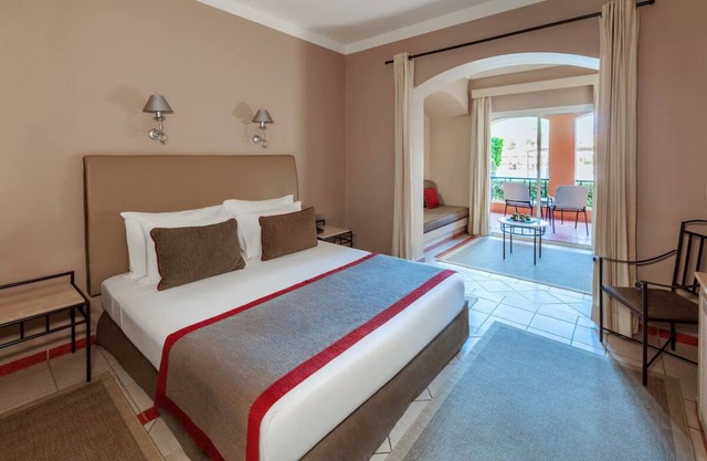 2 Vibrant Rooms with Balcony and Outdoor Pool with Easy Access to Makadi Beach