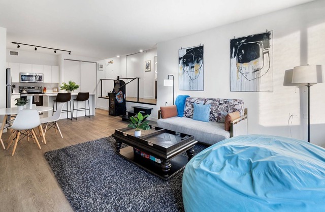 20th Floor Lux Apt w/Rooftop Pool Steps from Lake