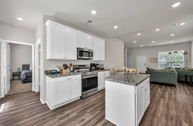 '22 New Build/3 king beds 1 queen /Close to Lake/free coffee barwifi and parki