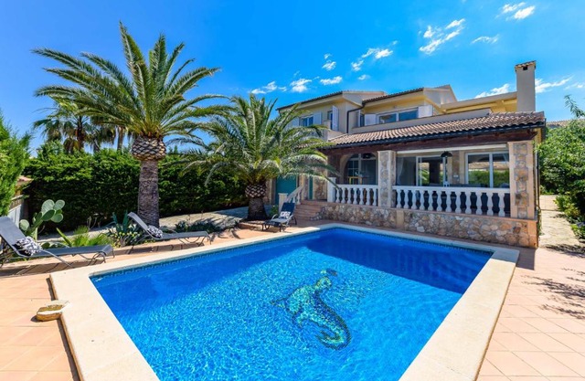 2263 Sunny holiday home with views over the bay of Palma