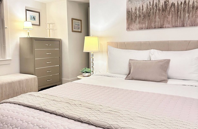 2BR Apt w/Parking, Steps to Brown & RISD