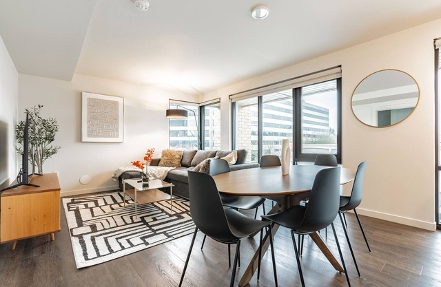 2BR | Gym, Lounge, Rooftop | Bellevue | Sophari C