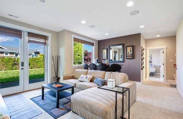 2BR Hideaway: Bar Vibes, Game & LEGO Joy @Bellevue