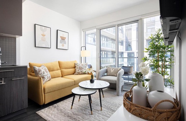 2br Luxury & Modern Suite 5 Minutes from Eaton Center