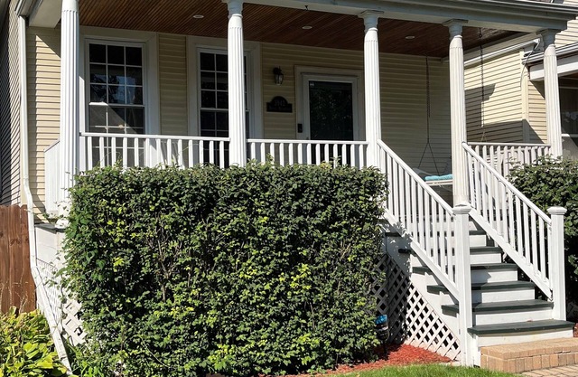 3 Bdrm 2 Bath House Sleeps 8-10 in Chicago 2.5 miles to Wrigley w/2 car garage.