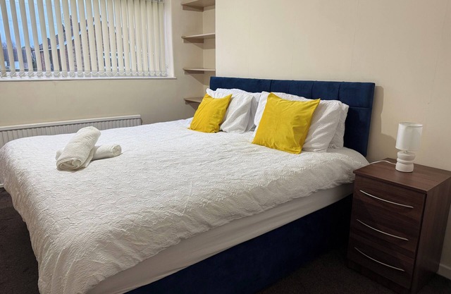 3 Bed House - Sleeps 6 - Parking - Wifi