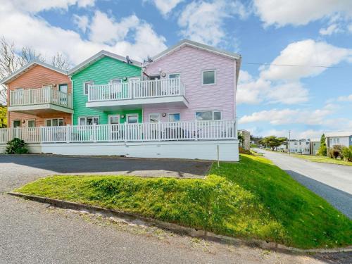 3 Bed in Freshwater East FB277