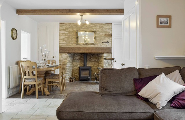 3 bedroom accommodation in Bampton, near Witney