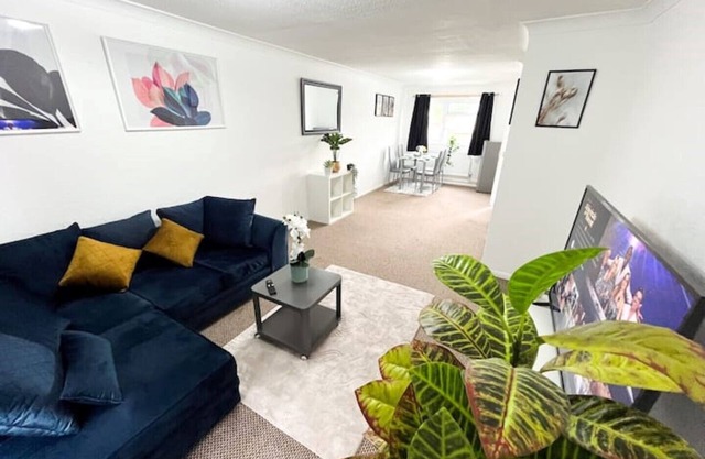 3 Bedroom House With Free Parking