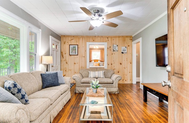 3 Mi to Dtwn & Holiday Events! Forest City Retreat