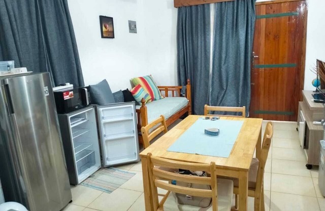 3 minutes walk to the beach, and the mall!