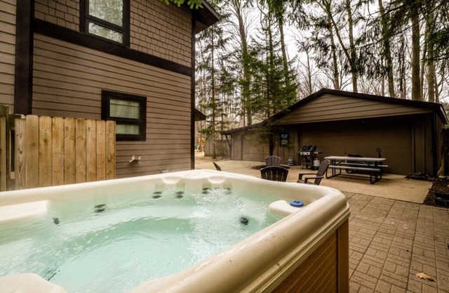 (3 Nt Min) Harbert Home With Private Hot Tub Steps To Beach!