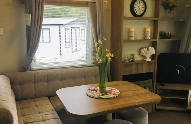 38 THE GREEN, pet friendly, country holiday cottage in Prenteg