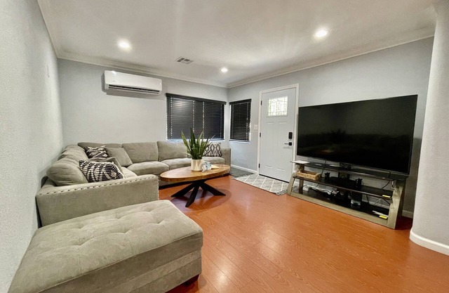 3bd with TV and AC, 2 air mattress, 2ba, 15-20 minute to everything in San Diego