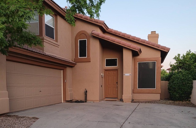 3BR 2.5 baths in this Quiet and Safe Community NW of Tucson Arizona.