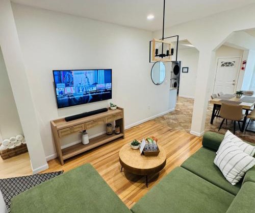 3BR Apartment Free parking 4 miles from Boston