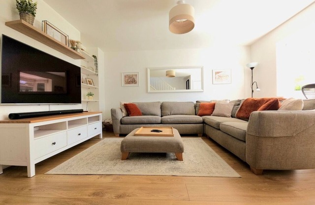 3BR - Luxury Home Away From Home - Contractor Digs - Near LGW Airport