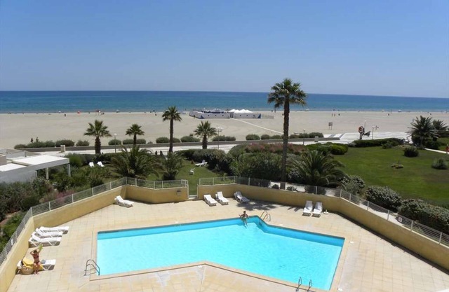 4 assets: directly in the water, sea view, pool, parking