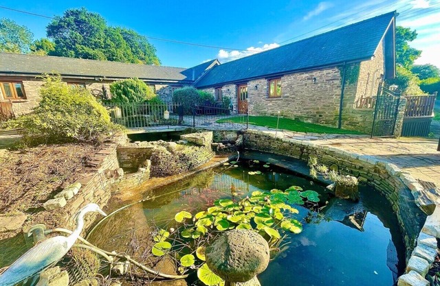 4 beautiful stone barns SlEEPS 17 People