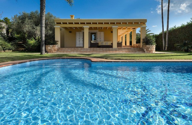 4 bedroom villa Belvedere with heated pool, jacuzzi close town & Playa den Bossa
