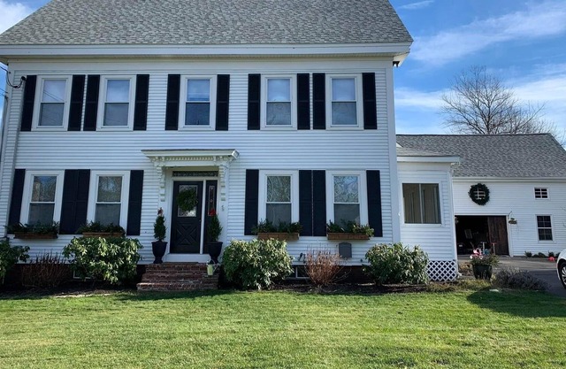 4 BR Modern Farmhouse with hot tub + indoor fireplace near beaches + skiing