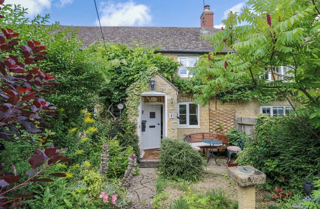 4 LANSDOWN COTTAGES, pet friendly in Bourton-On-The-Water