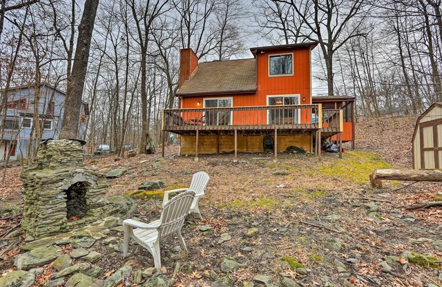 4 Mi to Tubing: Cozy Bushkill Cabin w/Deck!
