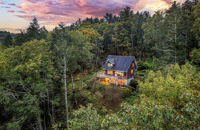 4 mins to Milford-Hot Tub-10 acres-Pinballs-Creeks