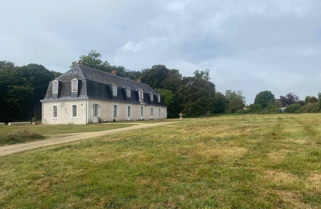 4-person apartment 10 minutes from Tours, access to 35 hectares of woodland, pond