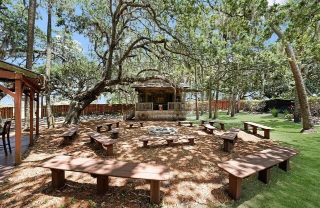 429c) Chic decor with tons of amenities!