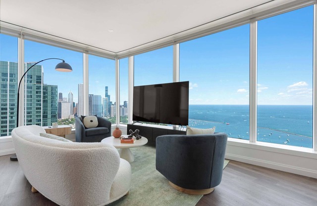 49th Fl Luxury Retreat + Stunning Lake Views