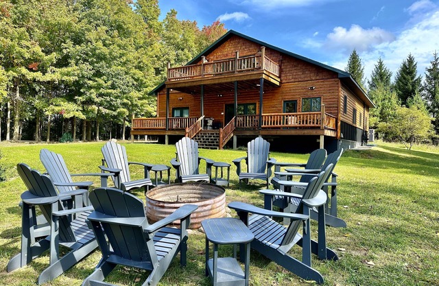 4bd/5ba Luxe Log Cabin - Sunset View of Torch Lake, Hiking Trails, Premier Golf