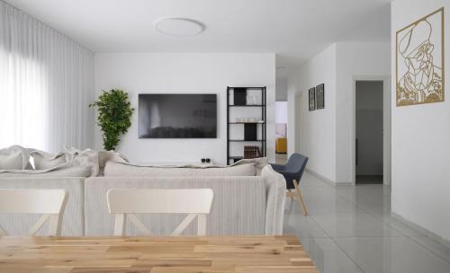 4BDR apt with jacuzzi in the heart of the city